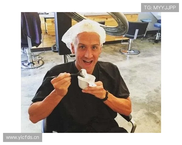 瑞安·洛赫特居然穿得像个百万富翁跑去超市，我都怀疑他衣柜里有多少个账单没付！