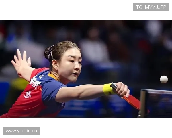 陈梦随便一站，手上那块表把我钱包吓得自动收起来